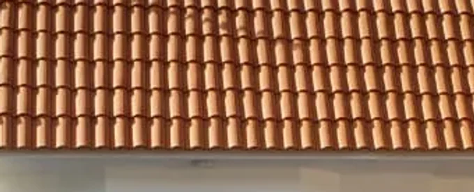 Detalle de cubierta de teja de barro, con la hilada vista de cerca