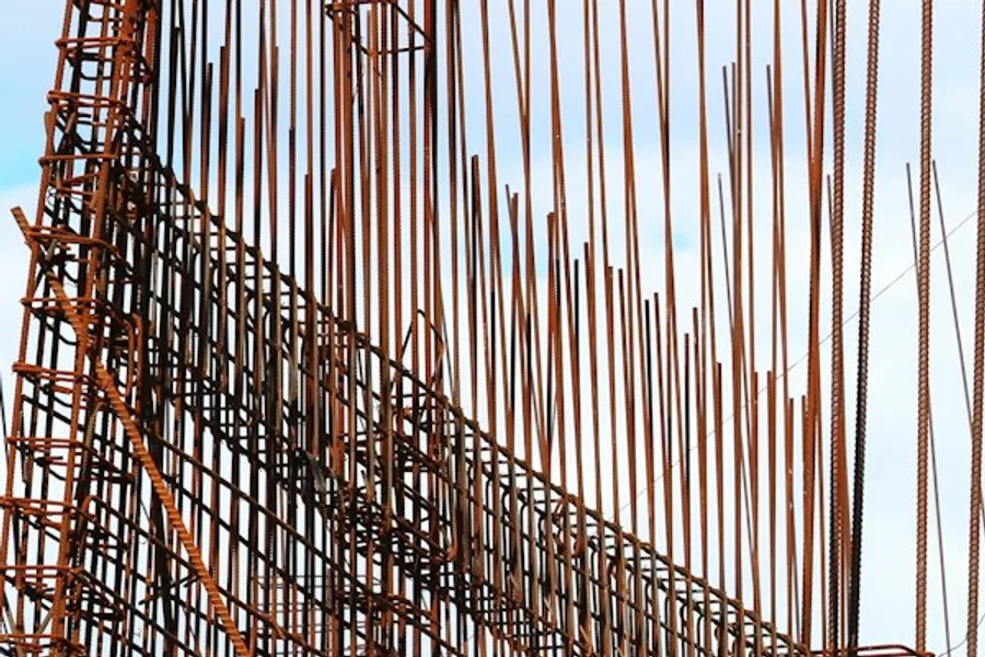 Armado de varilla de una estructura de concreto, visto a contraluz