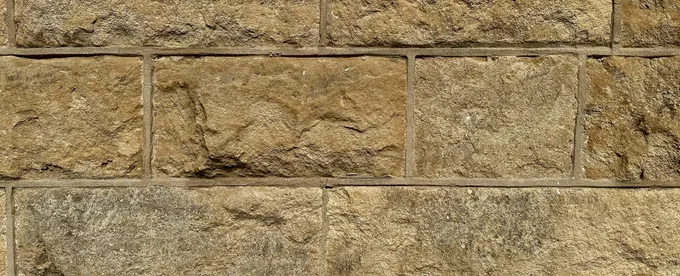 Muro de sillares de piedra labrada, con las hiladas y el despiece a la vista